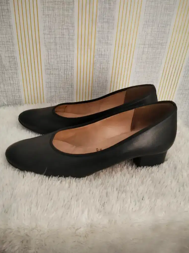 Sepatu kulit wanita Hassia size 7
