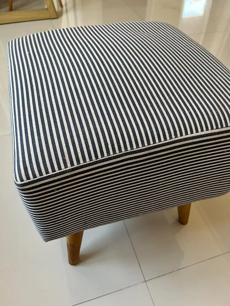 Sofa atau Stool Persegi Estetik