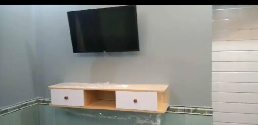 Meja Rak tv tempel di dinding