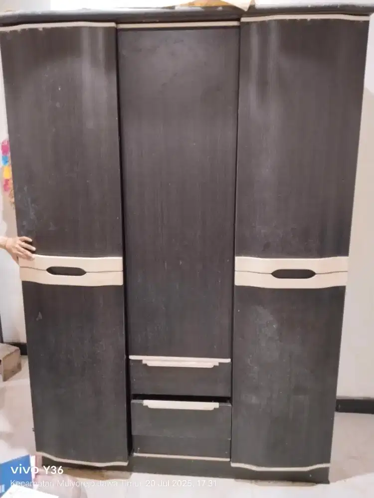 Lemari pakaian 3 pintu