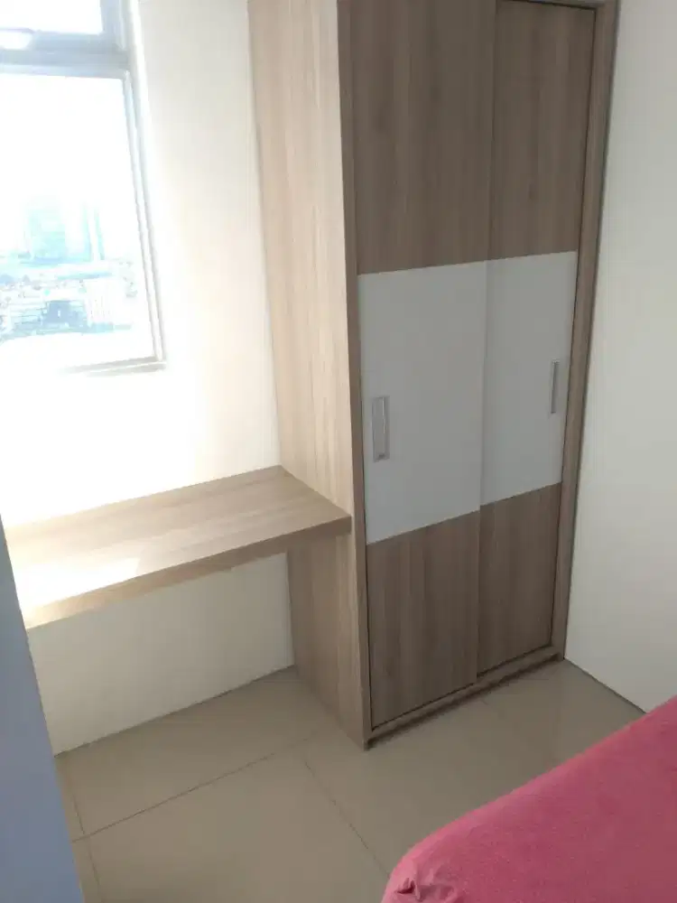 Lemari dua pintu sleding dan meja gantung apartement