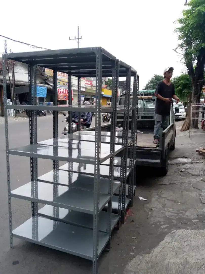 Rak besi peralatan kantor