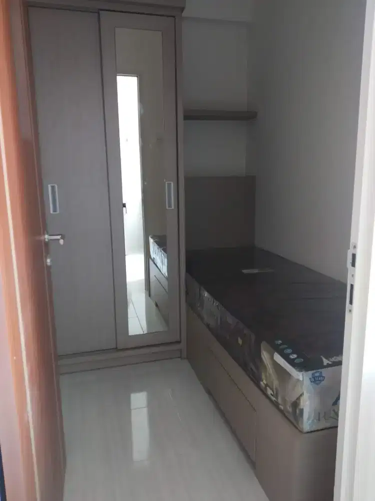 Kamar set apartemen lemari dua pintu sleding dan dipan dua laci bawah