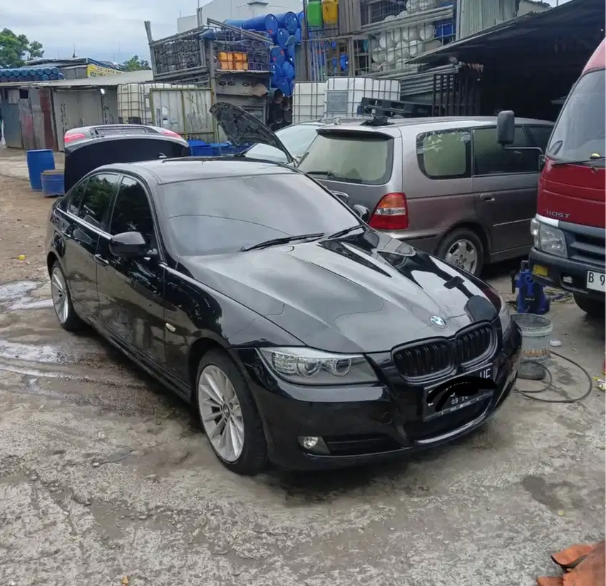 BMW 320i 2010 Bensin