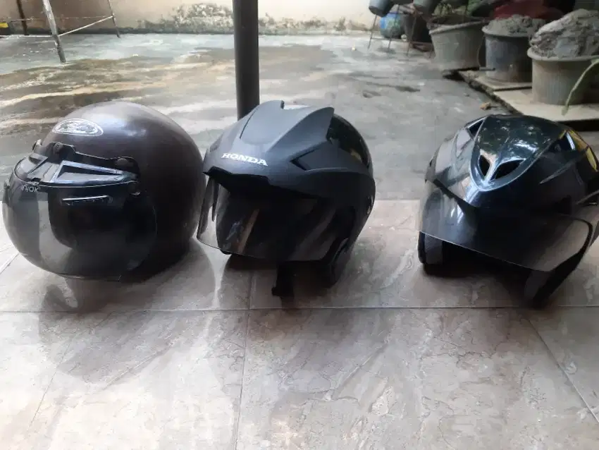DIBORONGKAN 3 HELM KONDISI LAYAK PAKAI