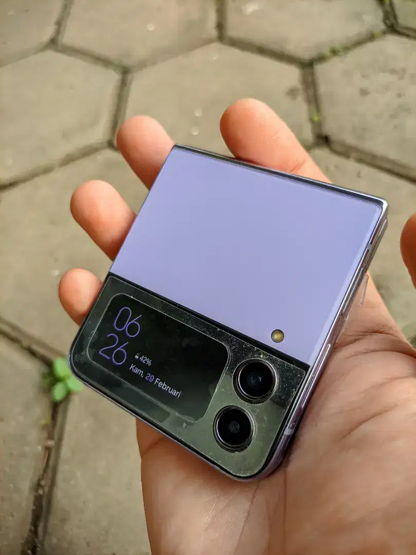 Handphone Samsung Galaxy Z Flip 4 8/256 Purple Indonesia