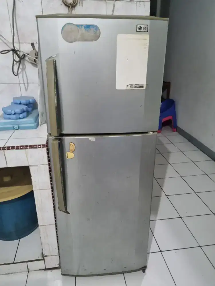 Kulkas merk LG 2pintu dijamin dingin nego saja