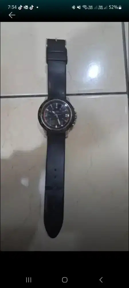 Jam Guess Pria warna hitam