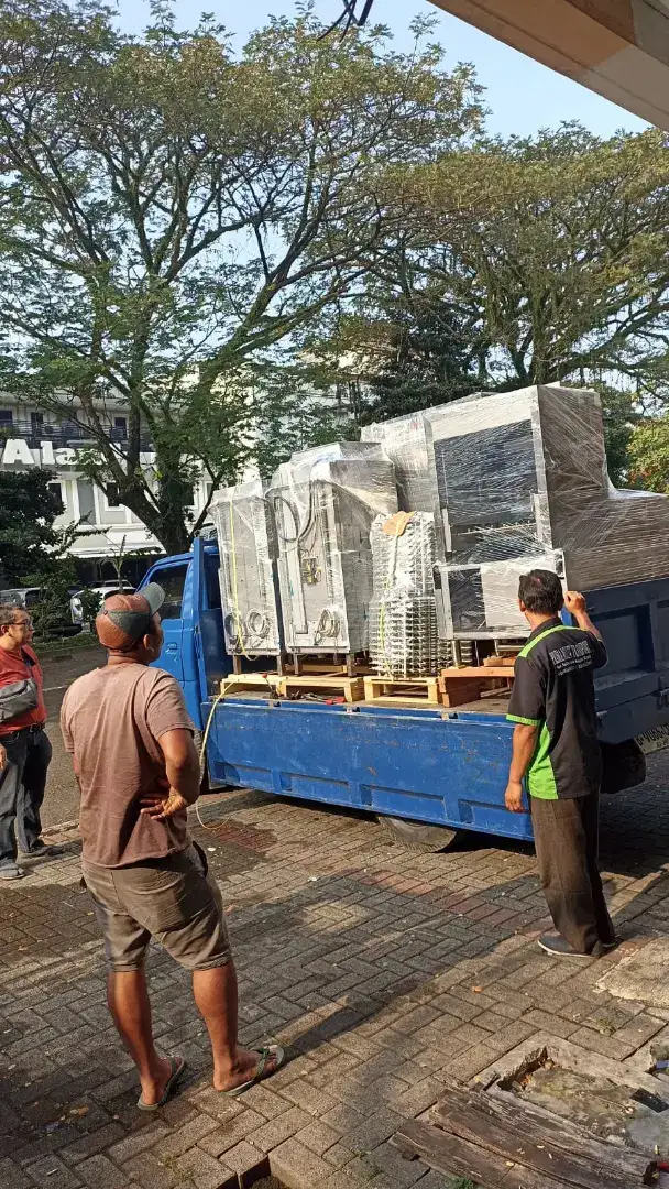 Mobil engkel bak untuk pindahan barang