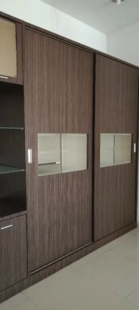 Lemari pakaian, tempat tidur, meja rias kondisi bagus