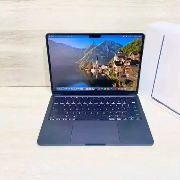 Macbook M2 garnsi on like new