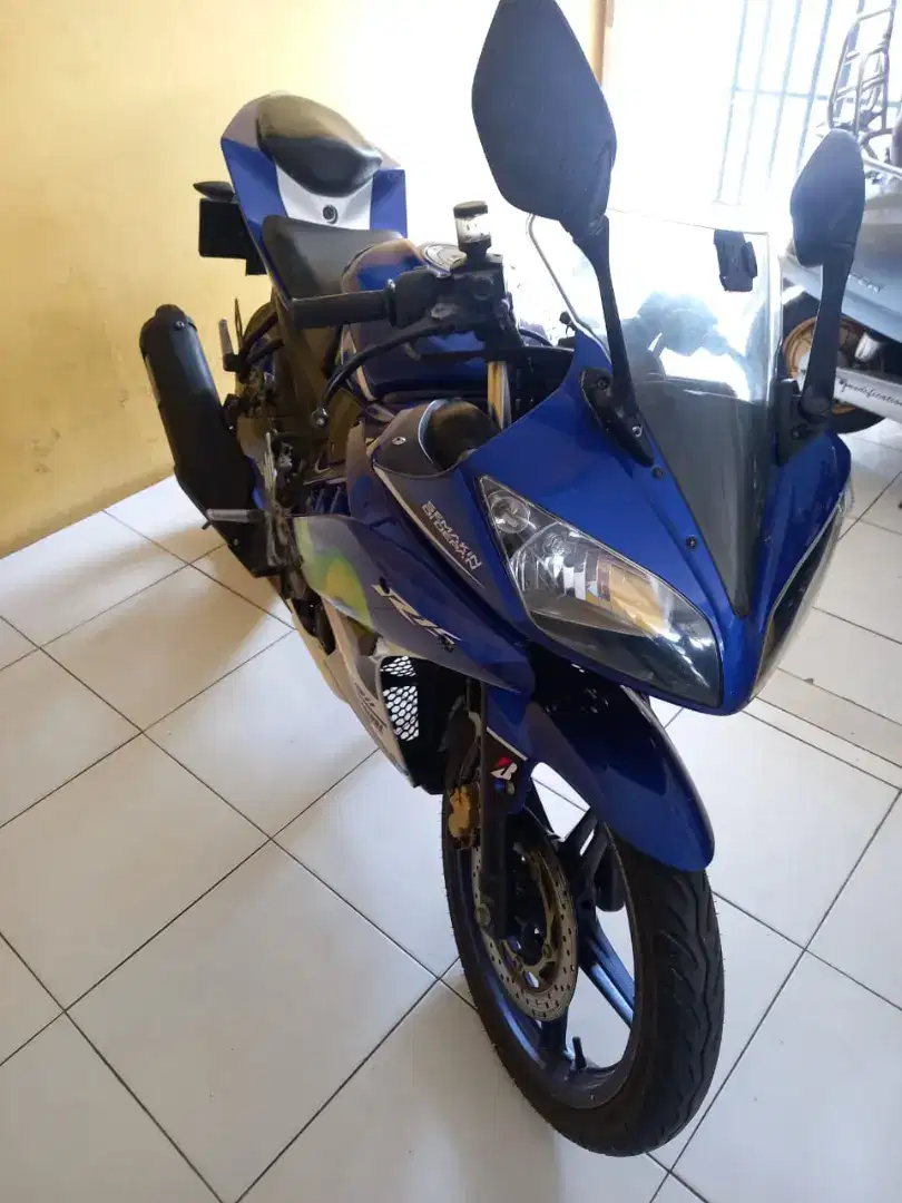 Yamaha r15 2017 biru