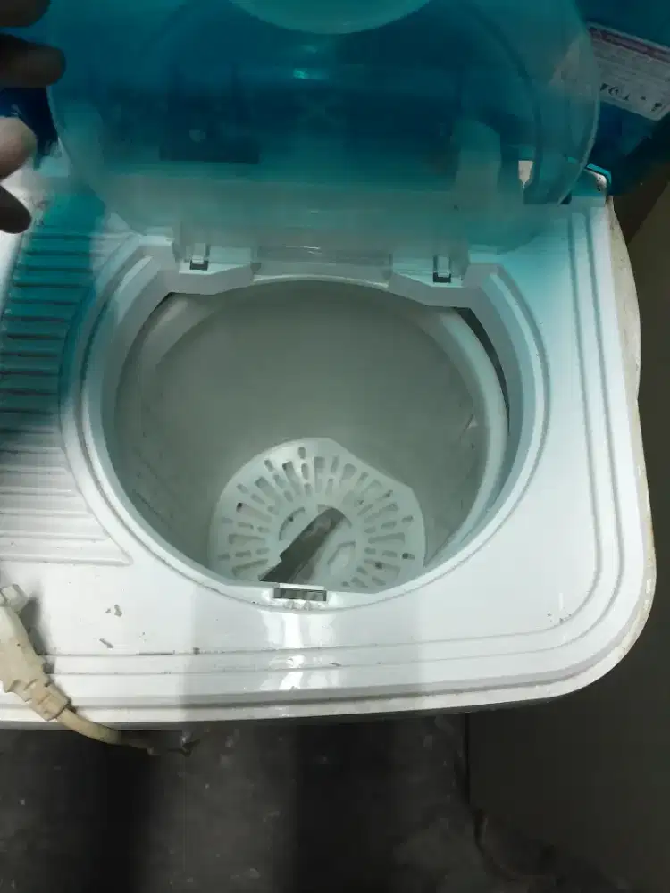 Mesin cuci 2 tabung polytron