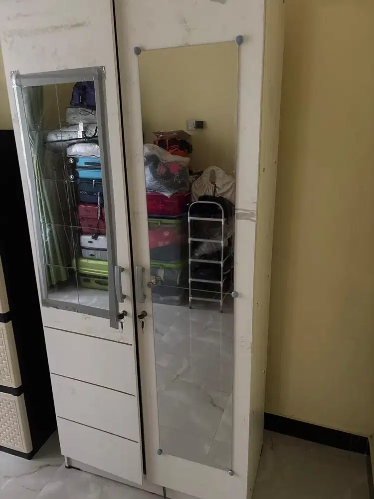 lemari putih kaca