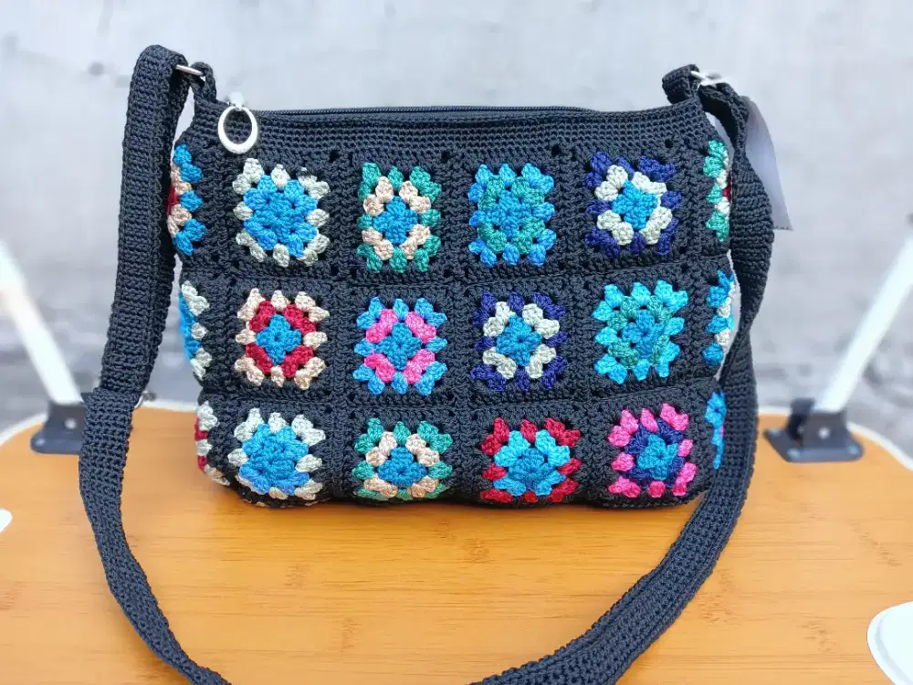 Tas rajut motif granny square hitam