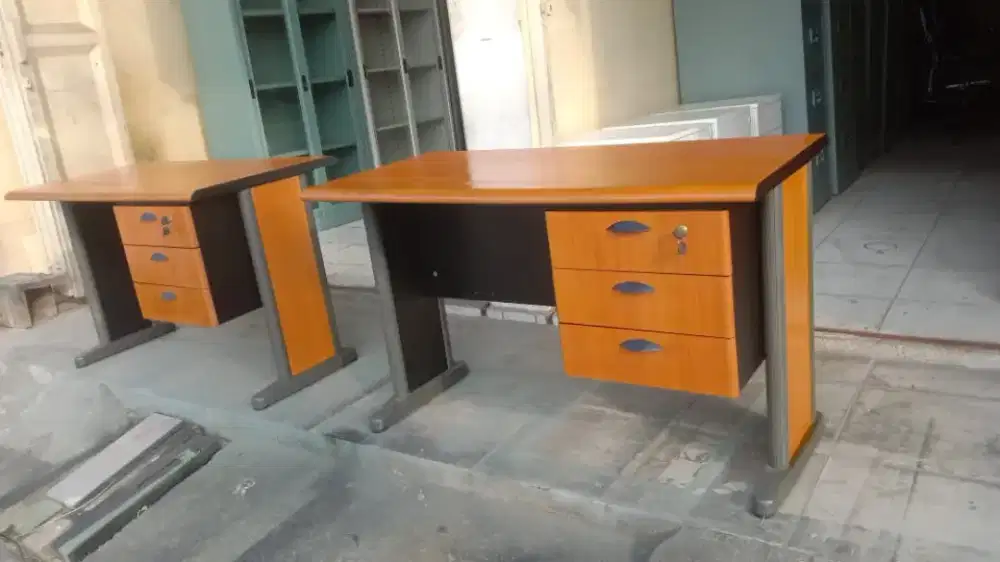 Meja kantor staf ORI modera
