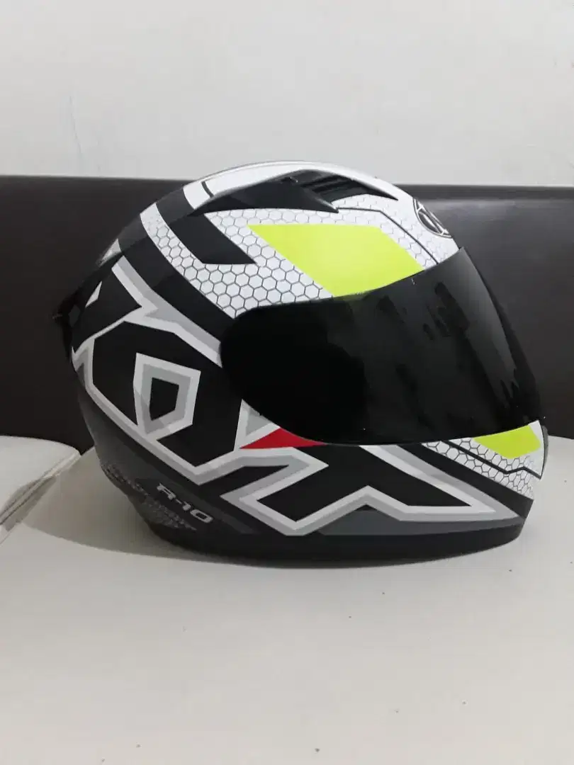Bismillah permisi kk izin mau jual Helm kyt r10 full face