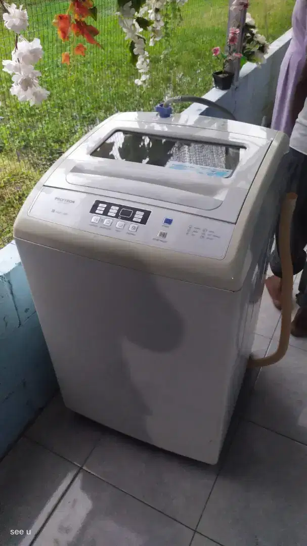 Mesin cuci Polytron top loading otomatis
