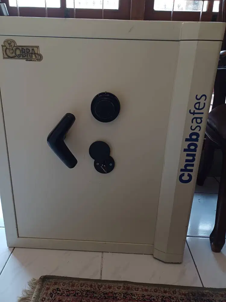 Brankas Chubb Safes - Cobra Executive B Size 4