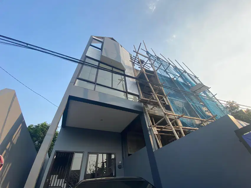 Rasakan Kemewahan di Duren Tiga Selatan: Rumah Baru dengan Rooftop Lua