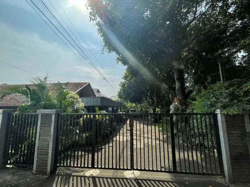 TANAH + RUMAH TUA KLASIK. ASRI DAN STRATEGIS DI KOMPLEK PERUMAHAN