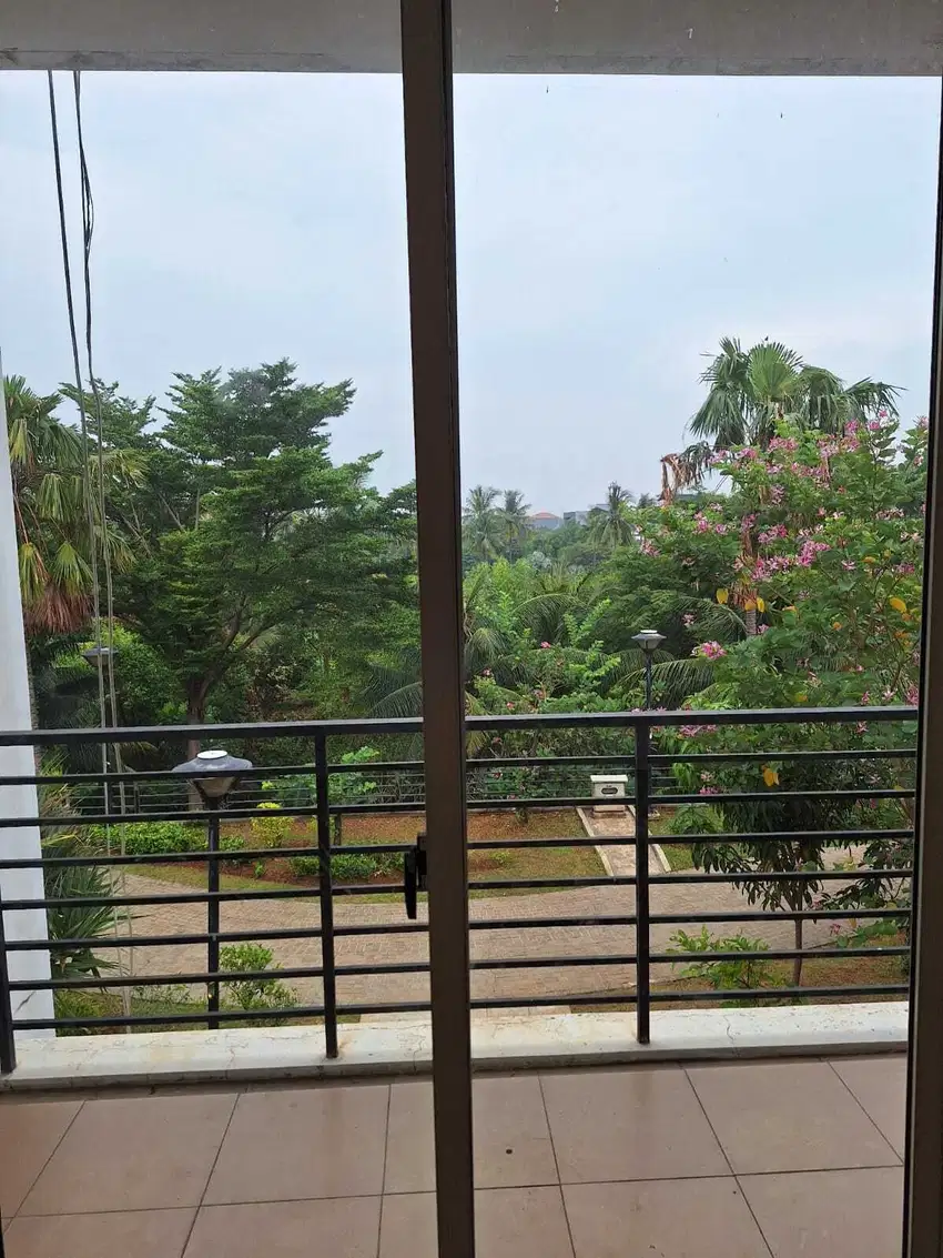 DIJUAL CEPAT RUMAH DOUBLE DECKER 3 LANTAI DI CROWN GOLF PIK