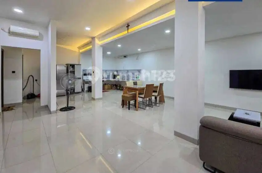 Dijual Rumah hoek 2 lt di Duri Kepa 7,6 x 15 m2 semi furniture SHM
