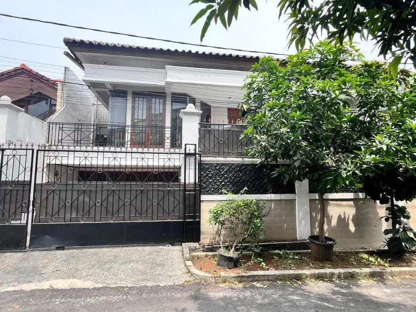 Rumah Strategis di Cinere, Siap Huni, Dekat Akses Tol Desari