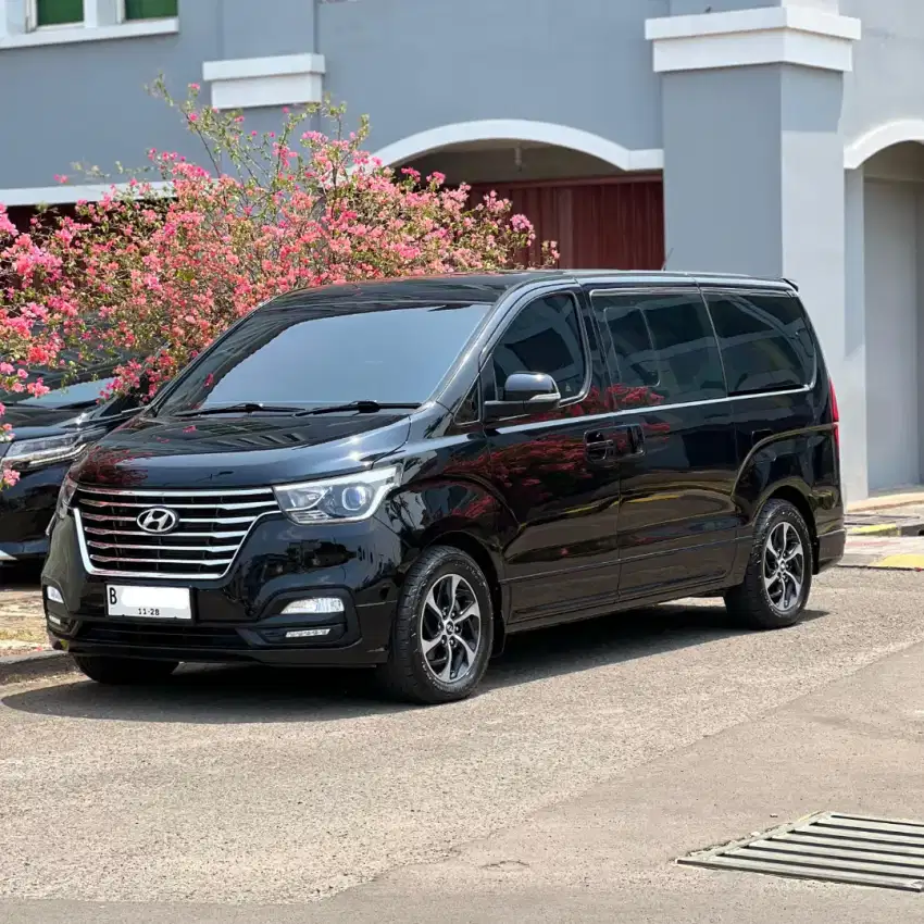 Hyundai H1 2.5 CRDi Royale Diesel Facelift 2018 Hitam AT Solar
