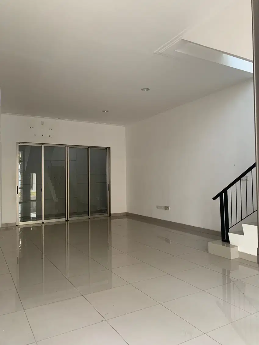 Di sewakan rumah 8x15 3+1 kamar tidur pik2 2 lantai