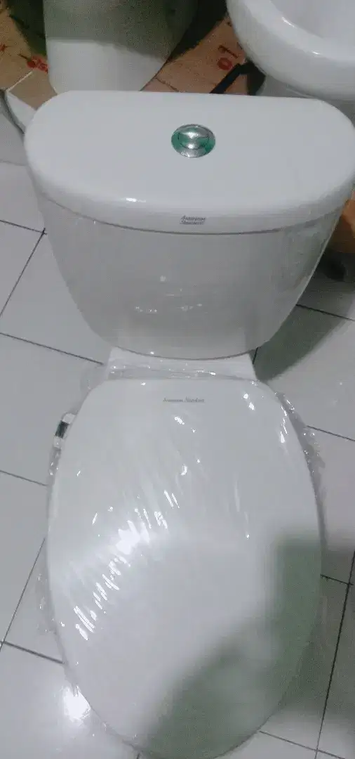 Kloset duduk mrek American standart lengkap cebok otomatis.