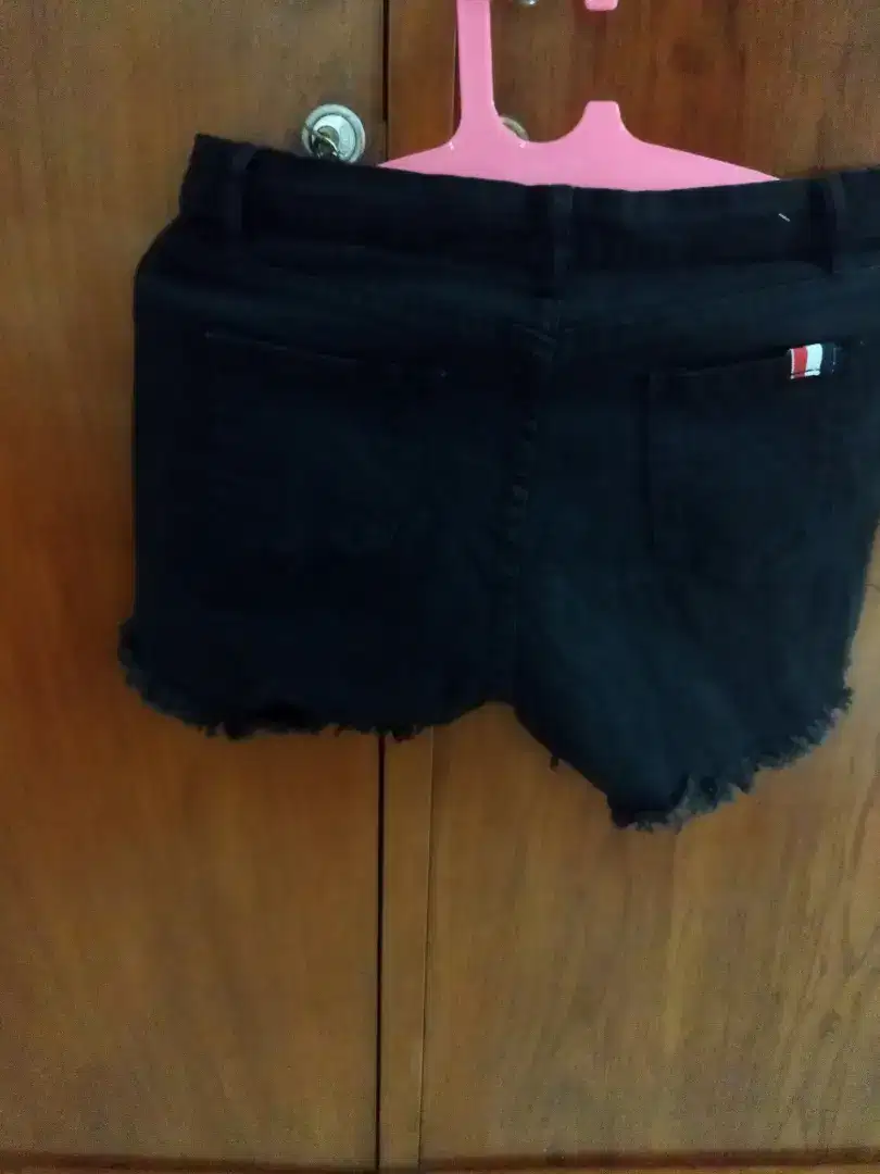 Celana pendek hitam ripped