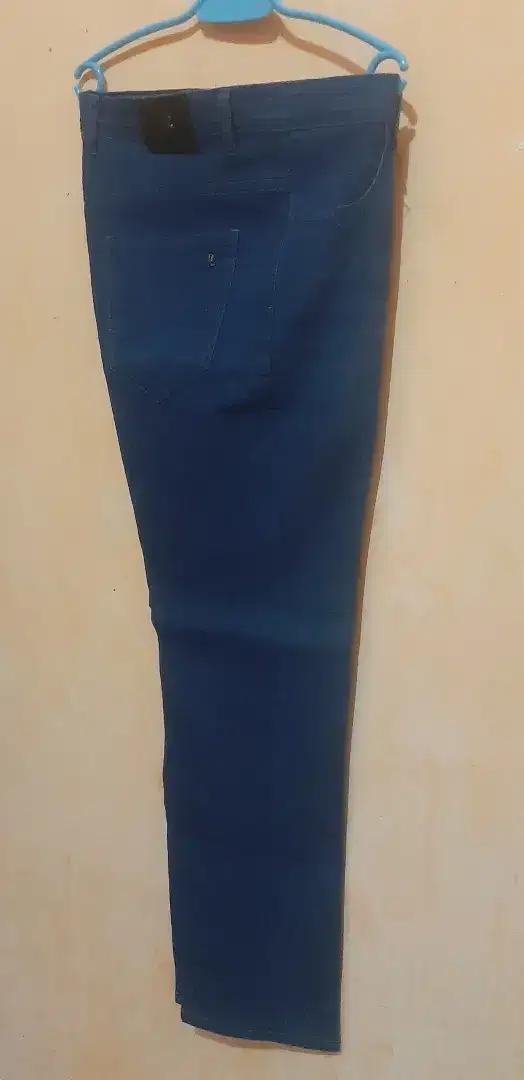 Celana Jeans biru nomor 38 baru