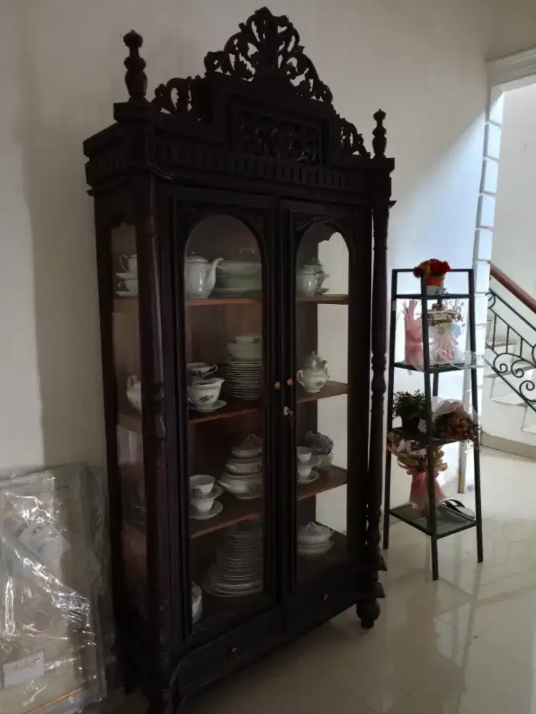 Di jual lemari hias jati