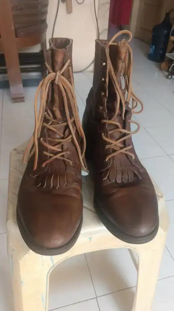 Sepatu model boots tinggi