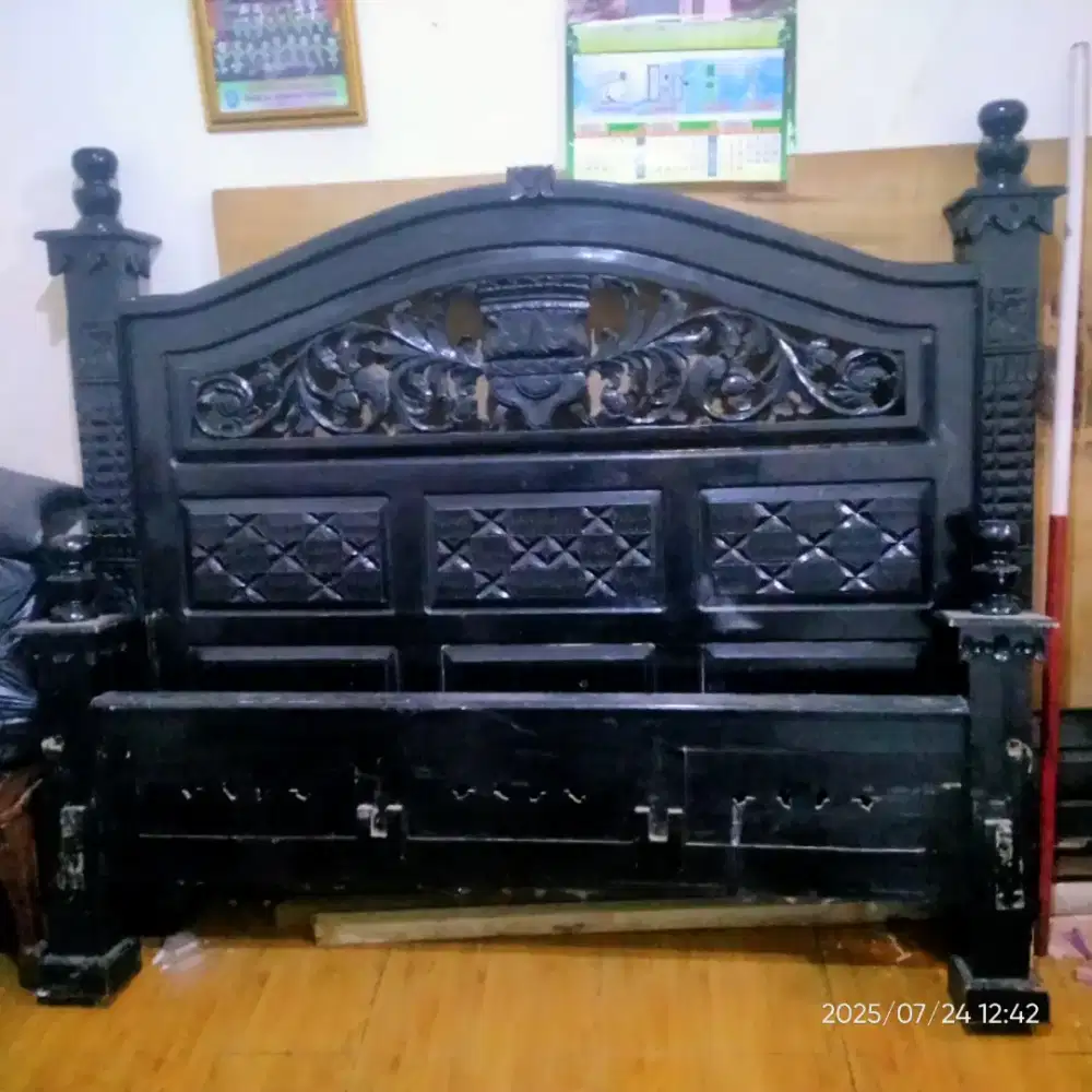 Tempat tidur kayu jati