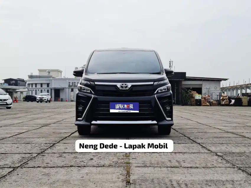 Toyota Voxy 2.0 AT 2018