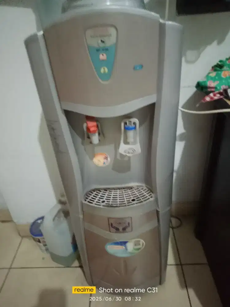 Dispenser merk Uchida bisa panas dan dingin