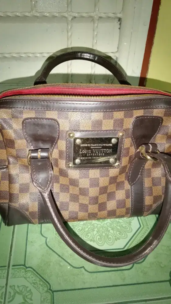 Dijual Tas Brand Louis Vuitton. Harga : Rp 650rb / Nego