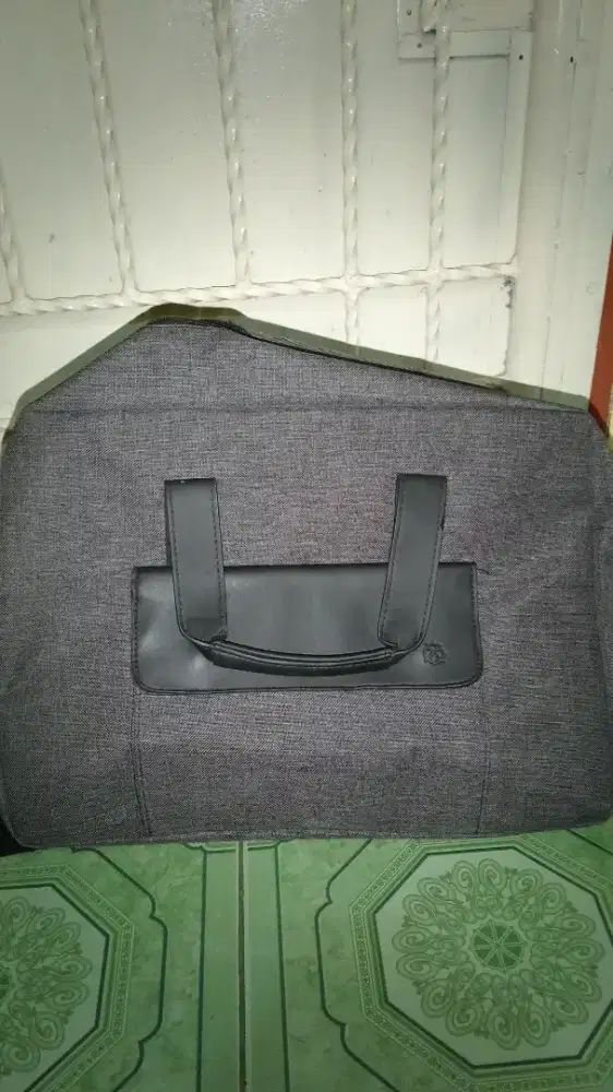 Dijual Tas Brand Chivas Warna Abu-abu. Harga : Rp 300rb