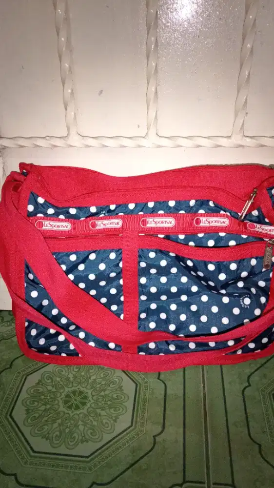 Dijual Tas Brand LeSportsac. Harga : Rp 300rb