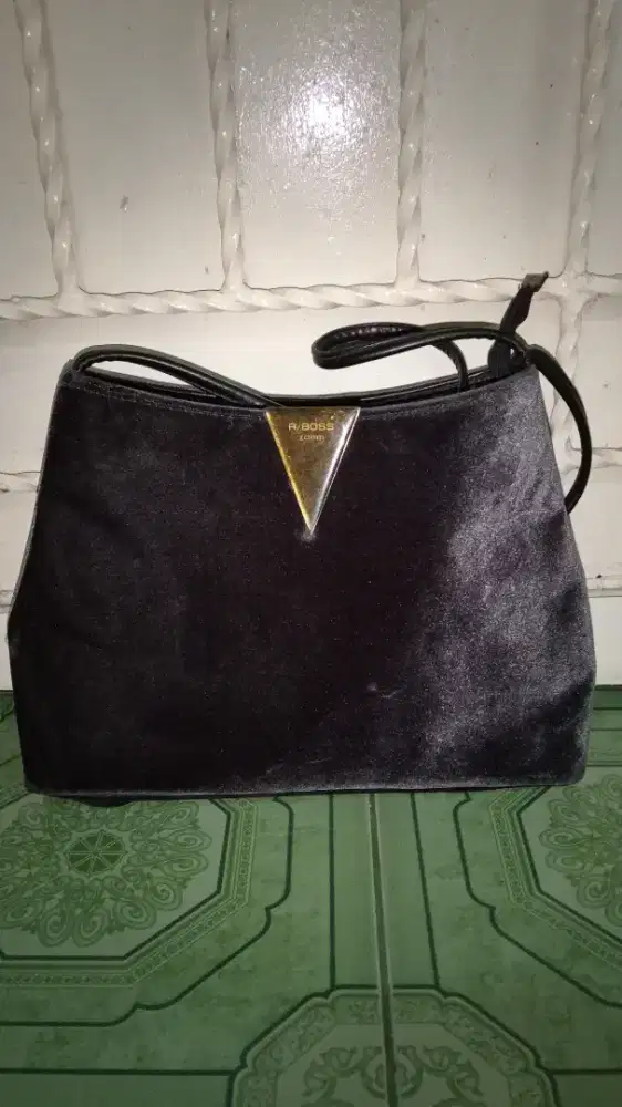 Dijual Tas Brand R/Boss Zoom. Harga : Rp 250rb.