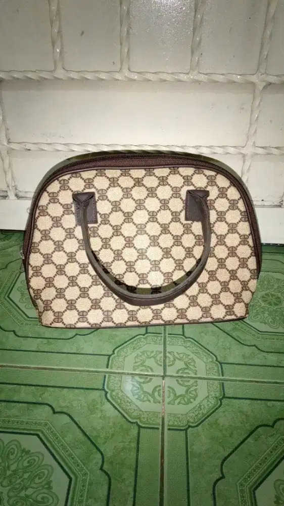 Dijual Tas Jinjing Warna Perpaduan Coklat dan Krem. Harga : Rp 200rb.