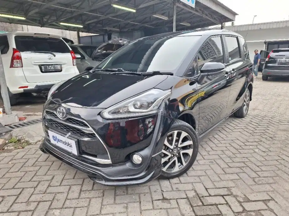 Pajak Panjang Toyota Sienta  1.5 Q Bensin-AT 2016 Hitam