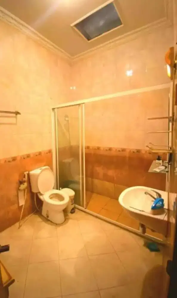 Pintu kaca kamar mandi sliding gratis wastafel