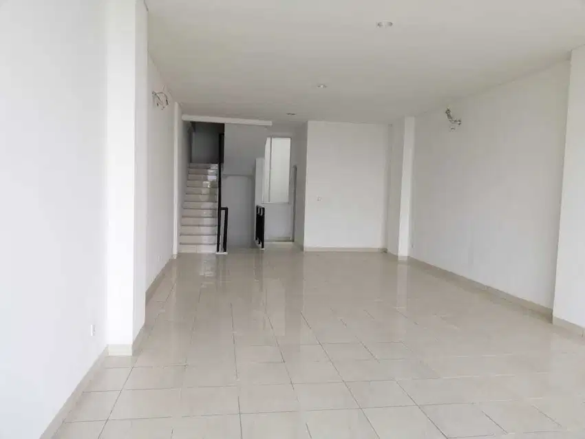 Dijual Ruko 3 Lantai Berlokasi Strategis di JGC Cukung Jakarta Timur