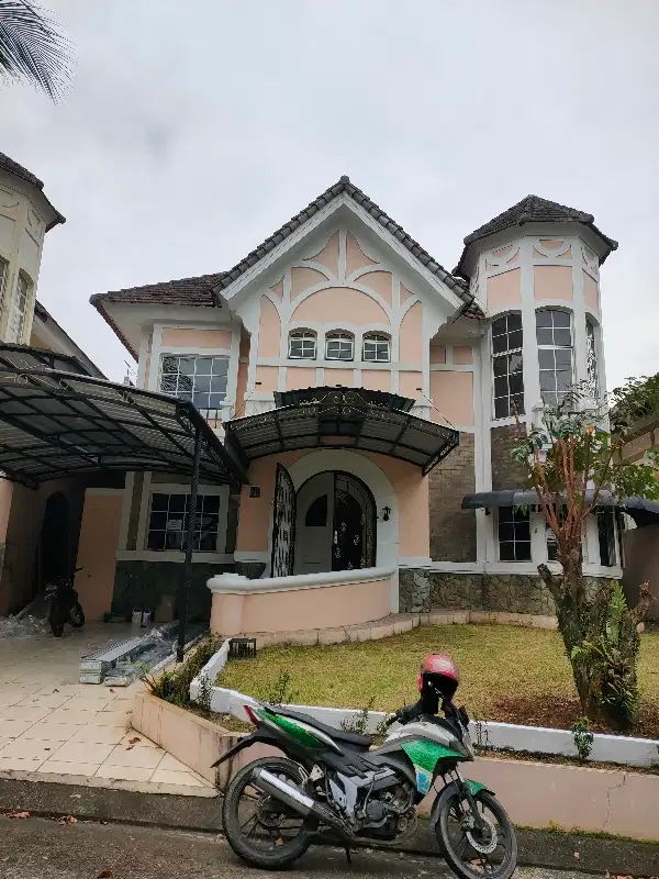 dikontrakkan rumah halaman luas di sentul city