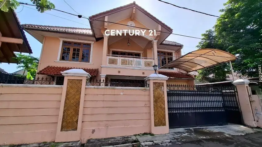 Rumah Desain Classic Semi Furnished Dilokasi Strategis Dekat Mall
