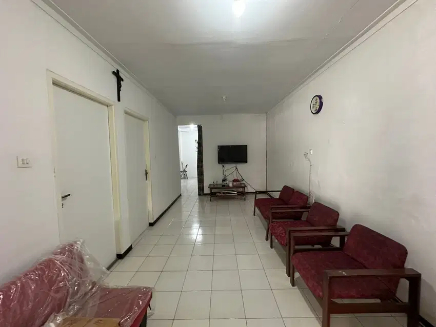 Rumah Dibawah 1M Jakarta Timur Parkir Luas Depan Lapangan Tenis