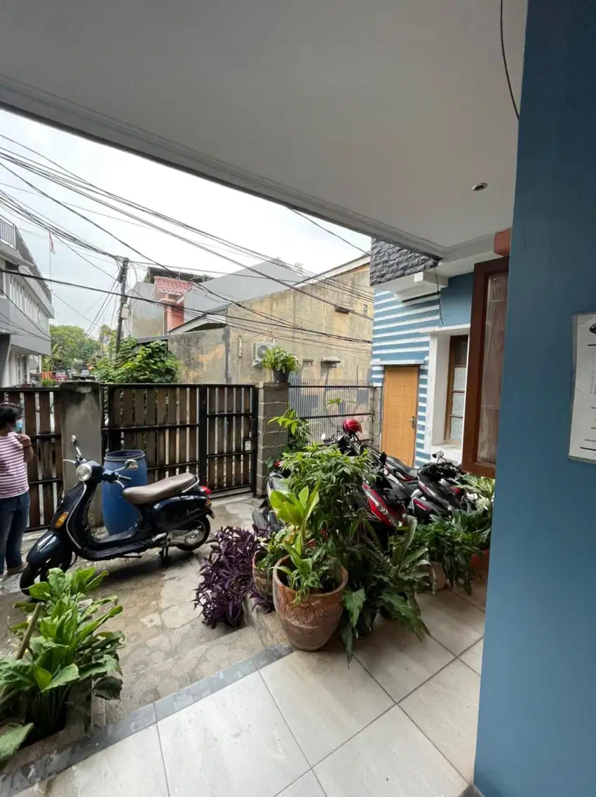 Dijual rumah tinggal & tempat kos 3 lt jl. Danau Buyan Benhil lt 191 m